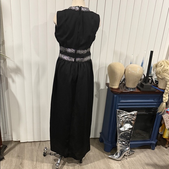 Elegant Black Sleeveless Dress - Picture 4 of 4